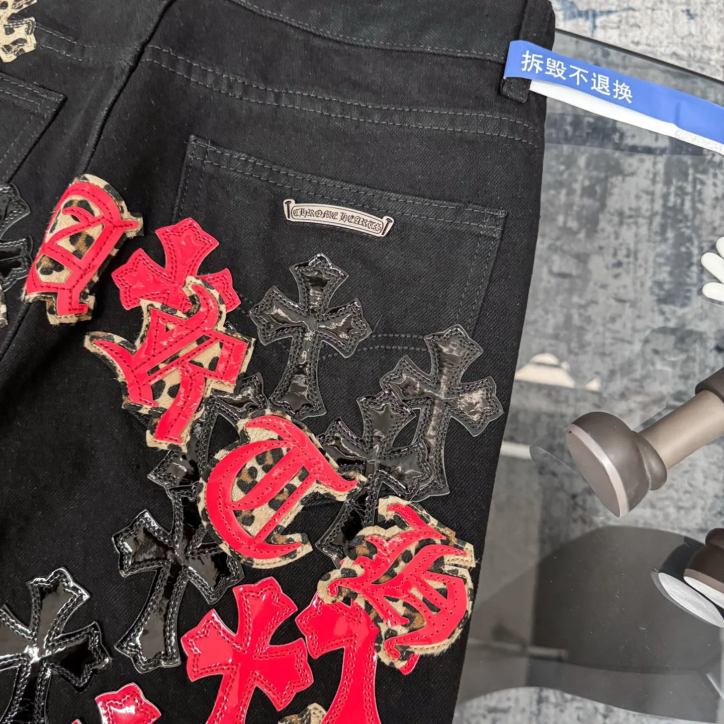 P240 Chrome Hearts 24SS Cross Sanskrit limited style graffiti printed leather jeans. Chrome Hearts limited edition leather washed jeans, Miami limited jeans, the entire cross leather is hand-made_different version, a heavy black blue cow fabric with moderate thickness and texture, antique metal silver label decoration, denim embedded thread manufacturing and production 💙Among Chrome Hearts' many trousers, its color is unique, and people are deeply attracted at a glance. It is made of beaded canvas fabric and has been washed with heavy water. The upper body is very textured, crisp and stylish, and will not collapse at all. The three-dimensional cut of the trousers has a first-class effect in modifying the shape of the legs. It can be easily controlled by any figure, and you can instantly become a street trendy person when you put it on.  🔩Customized hardware, full of texture, every detail is done to the extreme. The thick beaded canvas fabric becomes soft and skin-friendly after washing, and has excellent breathability, making it comfortable to wear all day long. Customized small leather label, unique design, simple yet elegant, exquisite workmanship, neat wiring, every detail demonstrates quality and style.  These pants are gender-neutral and can be worn by both men and women, easily creating a sense of fashion. Pair them with a T-shirt or sweatshirt and you can easily go out and hit the streets. Size: 28/30/32/34/36 Waist: 69/74/79/84/89 Pants length: 102/103/104/105/106